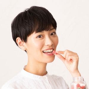 CBDグミを食べている女性