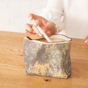 CBDをポーチに入れている女性