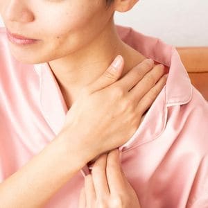 CBDバームを塗っている女性