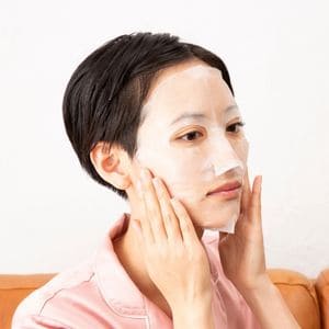 CBDフェイスマスクを貼っている女性