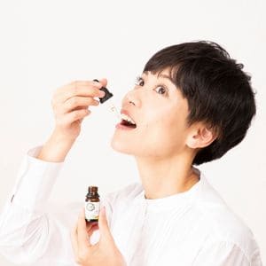 CBDオイルを飲んでいる女性