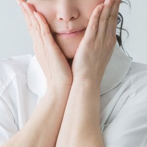苦味を我慢する女性