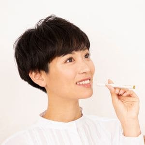 CBDベイプペンを吸っている女性