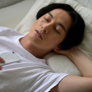 睡眠中の男性
