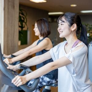 トレーニングしている女性