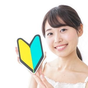 初心者マークを持っている女性